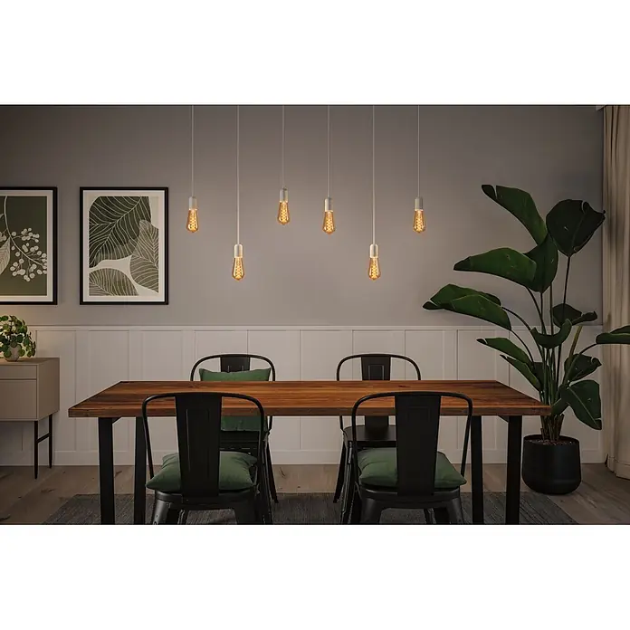 Paulmann LED-Lampe S-Form ST64 - E27, Dimmbar, Warmweiß, 300 lm, 4,2 W - Sechs moderne Pendelleuchten mit sichtbaren Glühfäden über einem Holzesstisch.