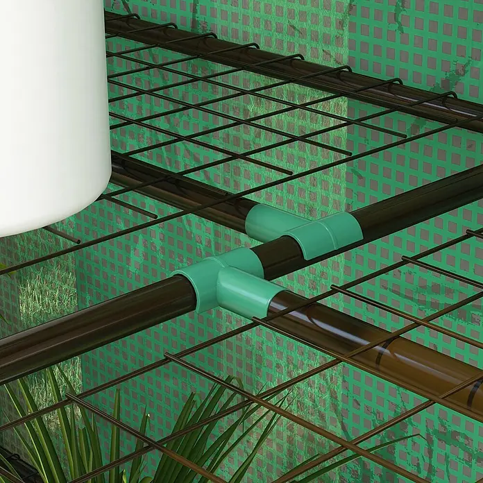 Outsunny Gewächshaus - Außenmaß inkl. Dachüberstand (B x T): 143 x 46 cm, Material Seitenwand: Kunststoff, 0,3 mm, Grün - Dunkelbraune Rohre mit hellgrünen T-Verbindern auf einem dunklen Metallgitter, Teil eines Bewässerungssystems mit Topf und Pflanzen.