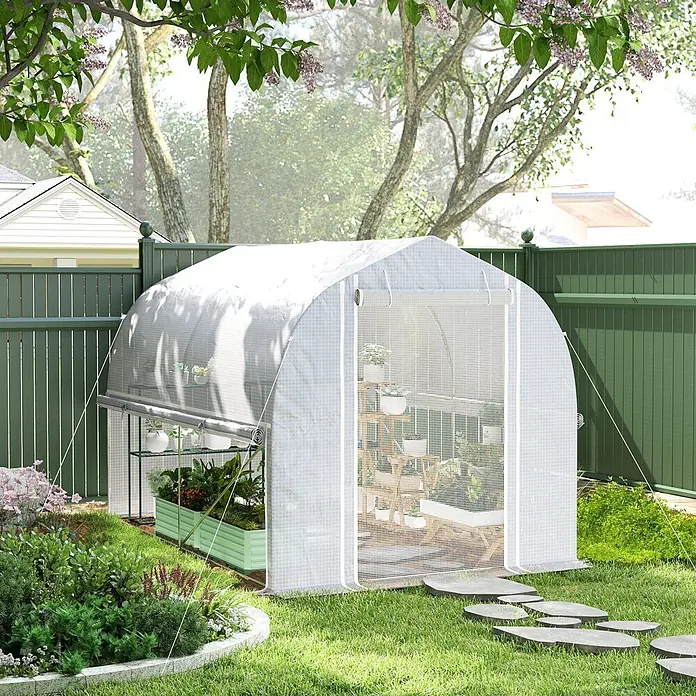 Furnicato Gewächshaus PE-Abdeckung - 200 x 300 cm, Material Seitenwand: Stahl, 14 mm, Grau - Weißes, lichtdurchlässiges Bogengewächshaus in einem Garten, gefüllt mit Topfpflanzen und Hochbeeten.