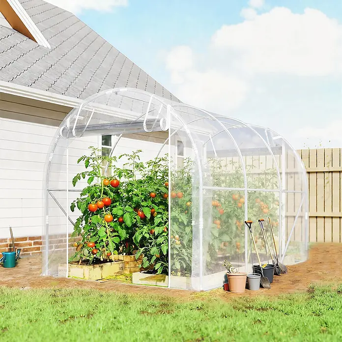 Outsunny Gewächshaus - 195 x 295 cm, Material Seitenwand: Kunststoff, 0,6 mm, Transparent - Transparentes Bogengewächshaus für den Anbau von Pflanzen wie Tomaten, im Garten platziert.