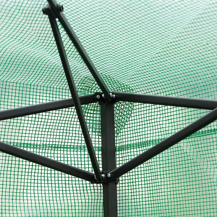 Outsunny Gewächshaus - 178 x 238 cm, Material Seitenwand: Kunststoff, 0,6 mm, Grün - Schwarzes Metallgestell und Verbindungsdetails eines Gewächshauses mit grünem Gitterbezug.