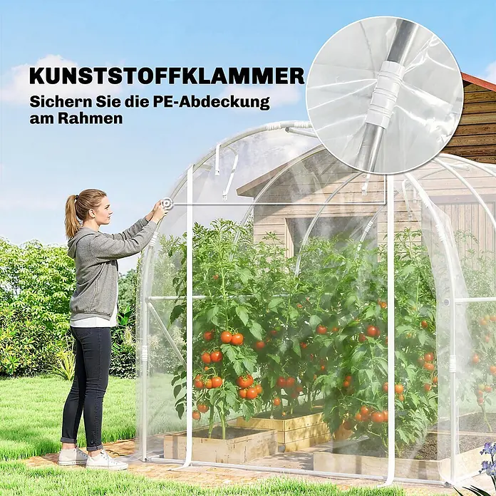 Outsunny Gewächshaus - 195 x 295 cm, Material Seitenwand: Kunststoff, 0,6 mm, Transparent - Weiße Kunststoffklammer befestigt eine transparente PE-Abdeckung an einem Gewächshausrahmen. Eine Frau befestigt sie.
