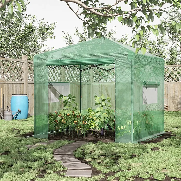 Outsunny Gewächshaus - 178 x 238 cm, Material Seitenwand: Kunststoff, 0,6 mm, Grün - Grünes Netzgewächshaus im Garten mit Tomaten und Auberginen. Ein Weg führt zum Eingang.