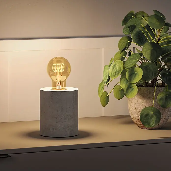 Paulmann LED-Lampe Birne AGL - E27, Dimmbar, Warmweiß, 300 lm, 4,2 W - Industrielle Tischleuchte mit grauem Betonsockel und sichtbarer Edison-Glühbirne, beleuchtet ein Regal.