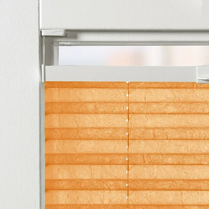 Expo Ambiente Plissee - B x H: 80 x 130 cm, Orange - Nahaufnahme einer orangefarbenen, plissierten Fensterabdeckung, die eine moderne und stilvolle Fensterdekoration zeigt.