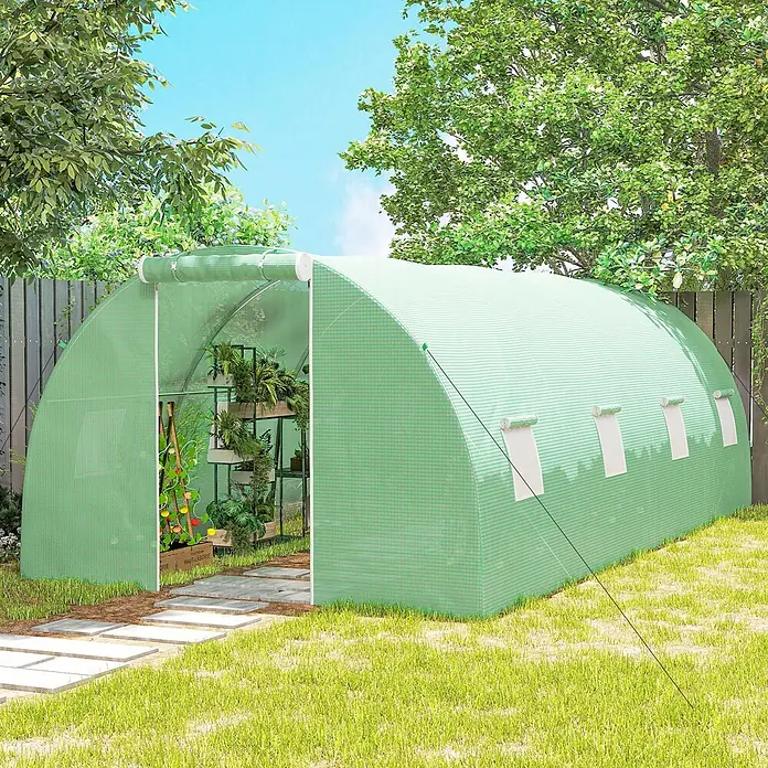 Furnicato Gewächshaus - 300 x 600 cm, Material Seitenwand: Stahl, 14 mm, Grau - Ein langes, gewölbtes grünes Stoffgewächshaus in einem Garten, mit Pflanzen darin, Rollläden und offenem Eingang.
