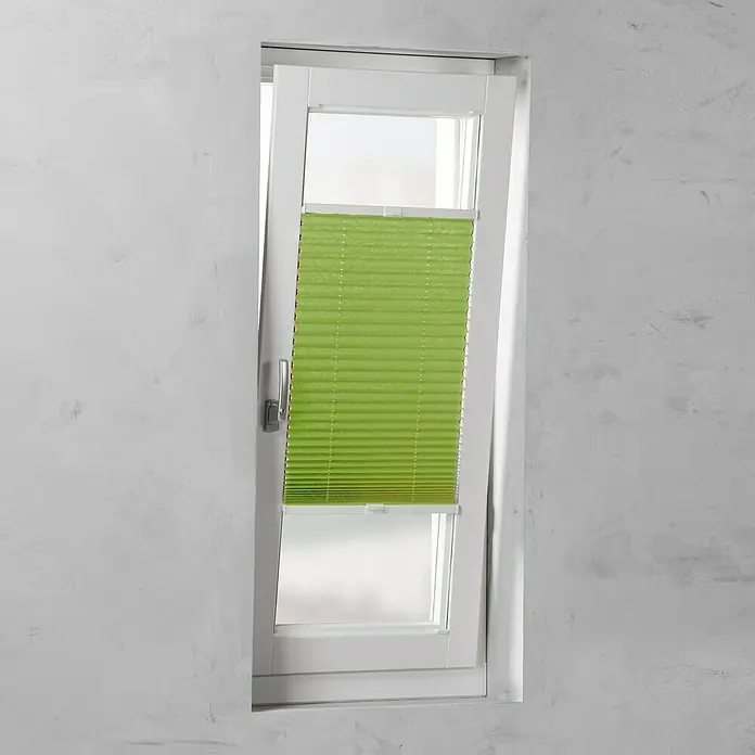 Expo Ambiente Plissee - B x H: 80 x 130 cm, Grün - Eine Nahaufnahme eines weißen Fensters mit einem grünen Plissee-Faltrollo, das einen Teil des Fensters bedeckt und für Privatsphäre sorgt.
