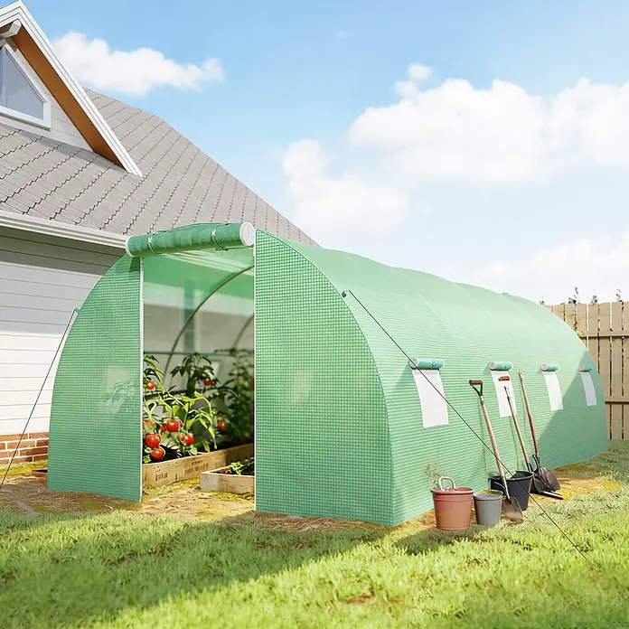 Furnicato Gewächshaus - 300 x 600 cm, Material Seitenwand: Stahl, 14 mm, Grau - Grünes Tunnel-Gewächshaus im Garten neben einem Haus, mit Pflanzen und Gartengeräten.