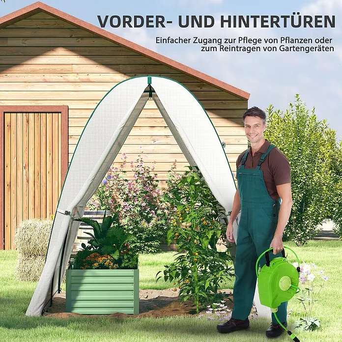 Outsunny Gewächshaus - 180 x 180 cm, Material Seitenwand: Kunststoff, 0,3 mm, Grün - Weißes Bogengewächshaus mit grünem Rand im Garten, das einfachen Zugang zu Pflanzen ermöglicht. Ein Mann steht daneben.
