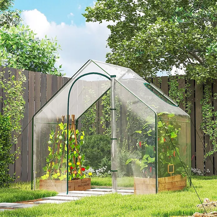 Outsunny Gewächshaus - 180 x 100 cm, Material Seitenwand: Kunststoff, 0,3 mm, Grün - Ein klares Kunststoffgewächshaus mit grünem Rahmen, das Pflanzen in einem Garten beherbergt.