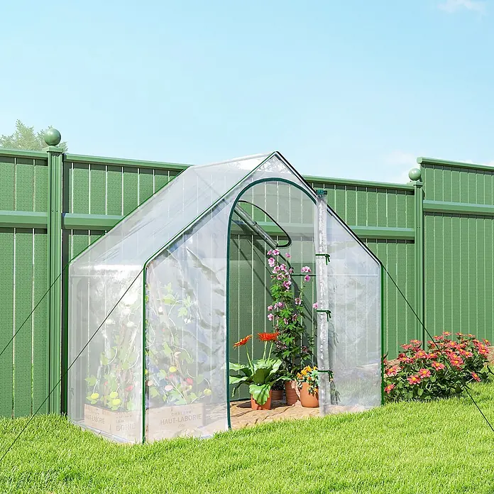 Outsunny Gewächshaus - 180 x 100 cm, Material Seitenwand: Kunststoff, 0,3 mm, Grün - Kleines transparentes Gewächshaus mit grünem Rahmen im Garten, gefüllt mit Topfpflanzen.