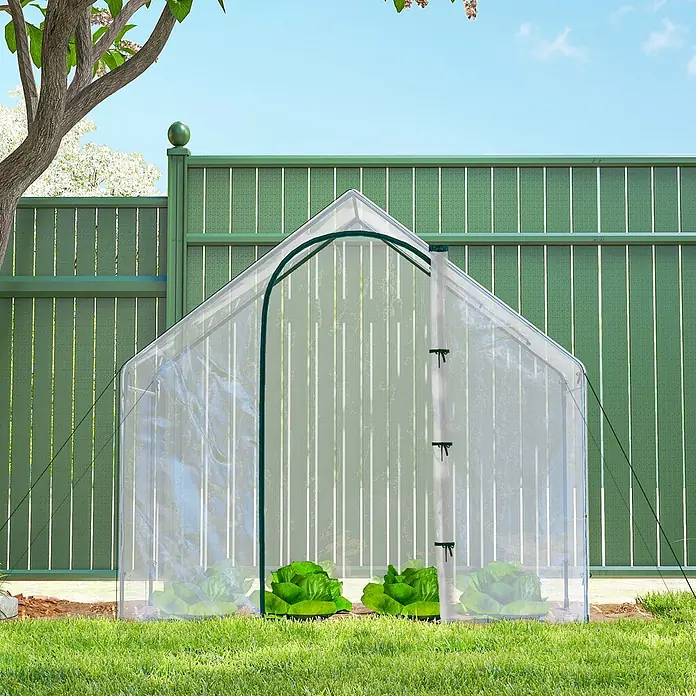 Outsunny Gewächshaus - 180 x 100 cm, Material Seitenwand: Kunststoff, 0,3 mm, Grün - Kleines Gewächshaus aus transparentem Kunststoff mit grünem Rahmen, in dem Salat in einem Garten wächst.