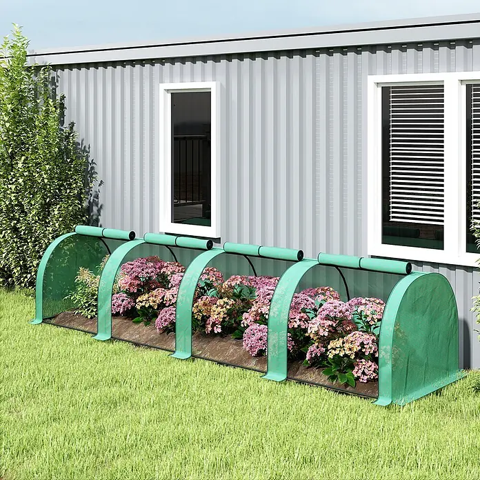 Outsunny Gewächshaus - 395 x 100 cm, Material Seitenwand: Kunststoff, 0,3 mm, Dunkelgrün - Grünes Tunnelgewächshaus schützt bunte Blumen entlang einer Gebäudewand im Garten.