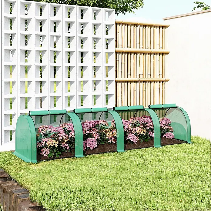 Outsunny Gewächshaus - 395 x 100 cm, Material Seitenwand: Kunststoff, 0,3 mm, Dunkelgrün - Grünes tragbares Folientunnel-Gewächshaus schützt rosa Blumen auf dem Rasen.