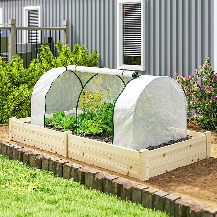 Outsunny Gewächshaus - Außenmaß inkl. Dachüberstand (B x T): 200 x 100 cm, Material Seitenwand: Kunststoff, 0,45 mm, Grün - Hochbeet aus hellem Holz mit Netz-Minigewächshausabdeckung über grünen Pflanzen im Garten.