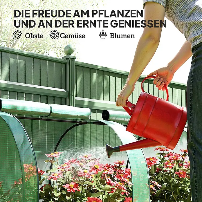 Outsunny Gewächshaus - 395 x 100 cm, Material Seitenwand: Kunststoff, 0,3 mm, Dunkelgrün - Eine Person gießt rote Blumen in einem grünen Netztunnel-Gewächshaus mit einer roten Gießkanne.