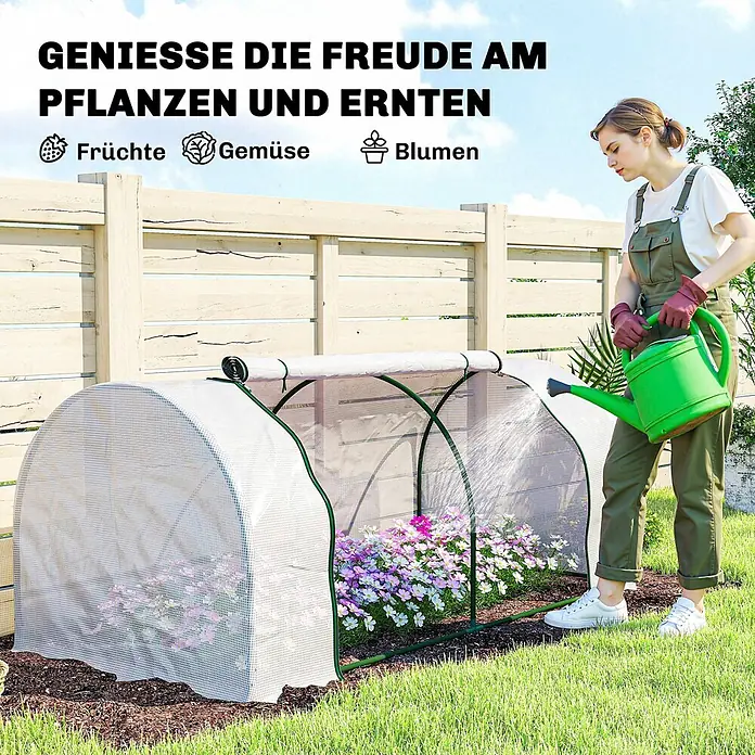 Outsunny Gewächshaus - Außenmaß inkl. Dachüberstand (B x T): 200 x 100 cm, Material Seitenwand: Kunststoff, 0,45 mm, Grün - Eine Frau gießt Pflanzen in einem kompakten, weißen, durchscheinenden Mini-Gewächshaus mit grünem Rahmen auf Rasen im Garten.