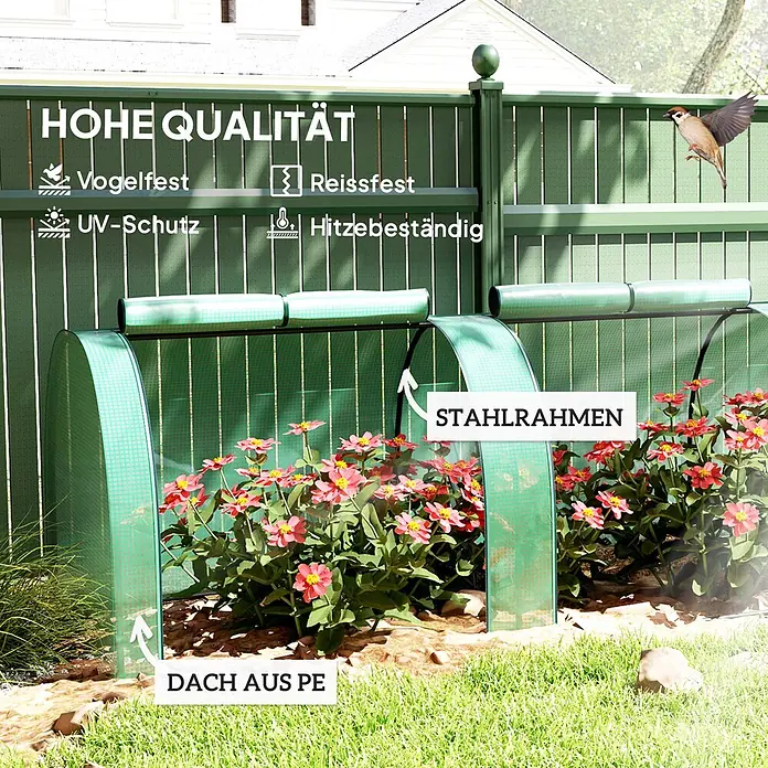Outsunny Gewächshaus - 395 x 100 cm, Material Seitenwand: Kunststoff, 0,3 mm, Dunkelgrün - Zwei grüne Mini-Gewächshäuser mit strapazierfähiger PE-Abdeckung und Stahlrahmen, die rote Blumen im Garten schützen.