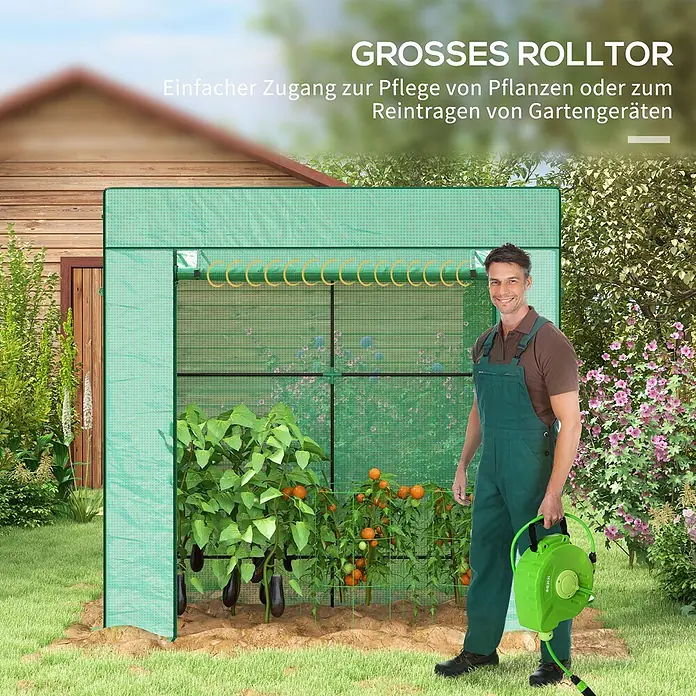 Outsunny Gewächshaus - Außenmaß inkl. Dachüberstand (B x T): 196 x 77 cm, Material Seitenwand: Kunststoff, 0,3 mm, Grün - Grünes Netz-Gewächshaus mit großem Rolltor für einfachen Zugang zu wachsenden Pflanzen. Ein Gärtner steht daneben.