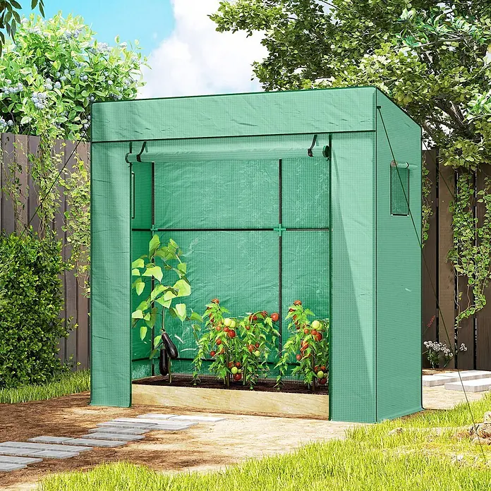 Outsunny Gewächshaus - Außenmaß inkl. Dachüberstand (B x T): 196 x 77 cm, Material Seitenwand: Kunststoff, 0,3 mm, Grün - Grünes tragbares Gewächshaus im Garten mit Rollfront, enthält Tomaten- und Auberginenpflanzen.