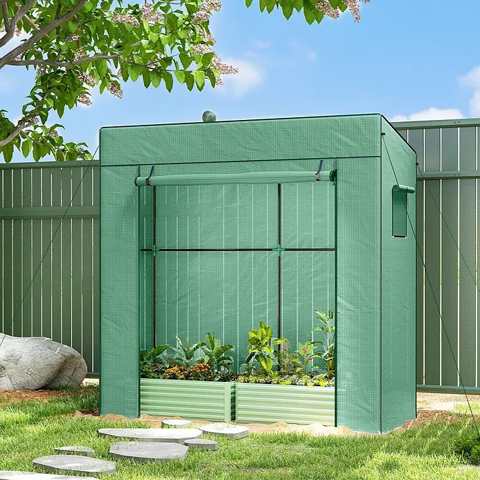 Outsunny Gewächshaus - Außenmaß inkl. Dachüberstand (B x T): 196 x 77 cm, Material Seitenwand: Kunststoff, 0,3 mm, Grün - Grünes Stoffgewächshaus über zwei grünen Hochbeeten aus Wellblech mit Pflanzen, im Garten.