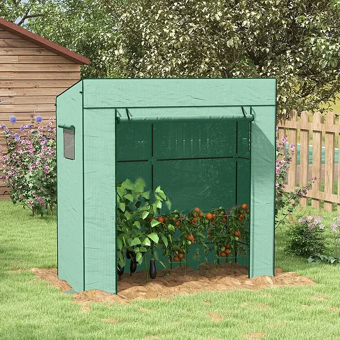 Outsunny Gewächshaus - Außenmaß inkl. Dachüberstand (B x T): 196 x 77 cm, Material Seitenwand: Kunststoff, 0,3 mm, Grün - Grünes begehbares Gewächshaus im Garten mit Auberginen- und Tomatenpflanzen. Verfügt über eine aufrollbare Frontplatte.