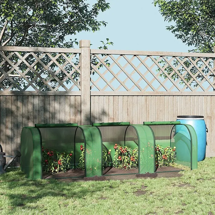 Outsunny Gewächshaus - 295 x 100 cm, Material Seitenwand: Kunststoff, 0,3 mm, Grün - Drei grüne Mini-Gewächshäuser im Garten mit Tomatenpflanzen.