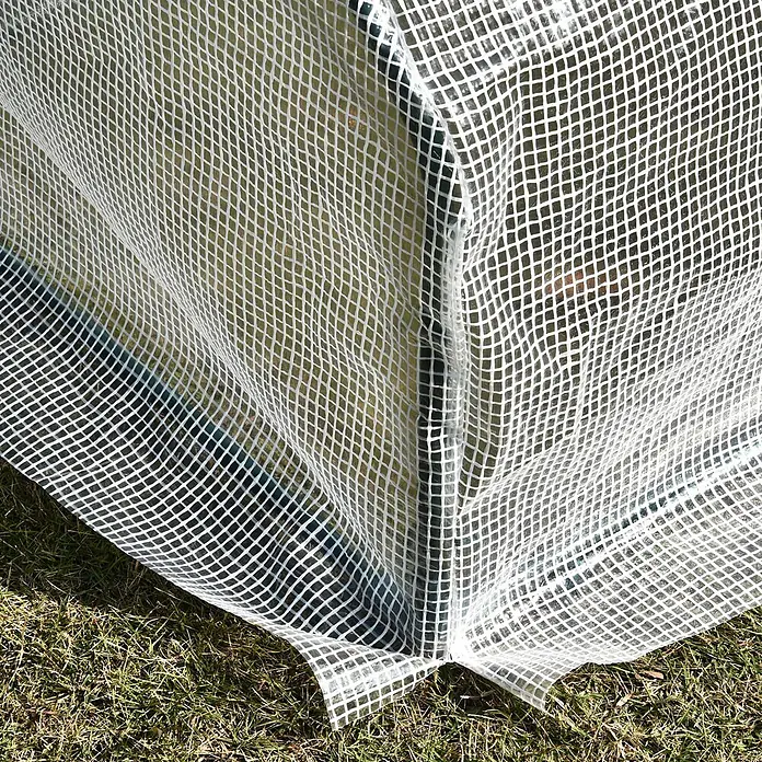 Furnicato Gewächshaus - 71 x 99 cm, Material Seitenwand: Stahl, 14 mm, weiß - Transparente Gewächshausabdeckung mit weißer Gitterverstärkung, über einem Rahmen installiert.