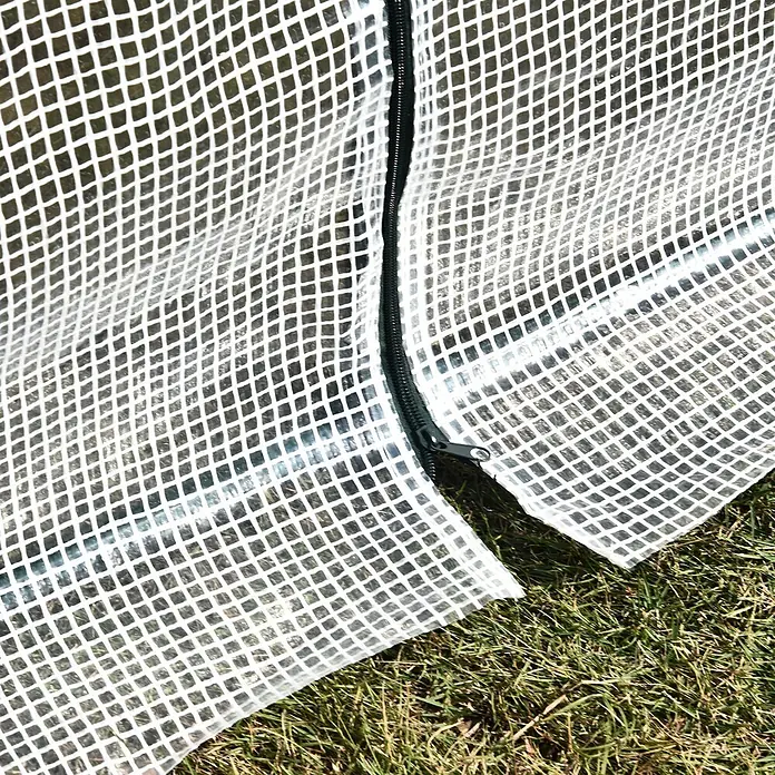 Furnicato Gewächshaus - 71 x 99 cm, Material Seitenwand: Stahl, 14 mm, weiß - Transparente, gitterverstärkte Kunststoffabdeckung mit schwarzem Reißverschluss, teilweise offen.