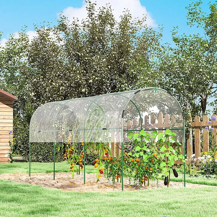 Outsunny Gewächshaus - Außenmaß inkl. Dachüberstand (B x T): 123 x 400 cm, Material Seitenwand: Kunststoff, 0,3 mm, Dunkelgrün - Ein durchsichtiges Tunnelgewächshaus mit grünem Rahmen, in dem verschiedene Gemüsesorten wie Tomaten und Auberginen wachsen.