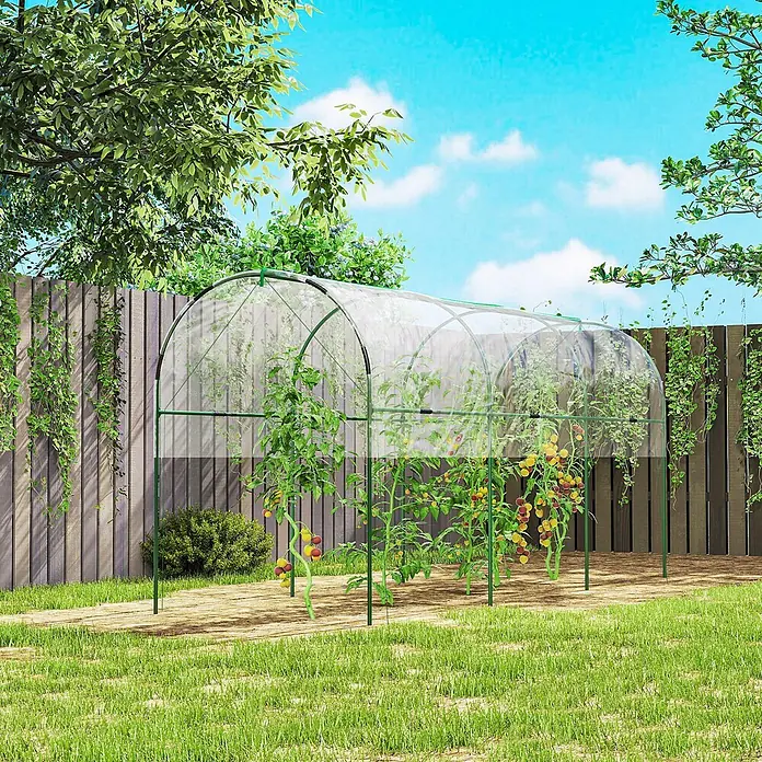 Outsunny Gewächshaus - Außenmaß inkl. Dachüberstand (B x T): 123 x 400 cm, Material Seitenwand: Kunststoff, 0,3 mm, Dunkelgrün - Ein transparentes Mini-Tunnelgewächshaus mit grünem Metallrahmen, in dem Tomatenpflanzen mit reifen Früchten in einem sonnigen Garten stehen.