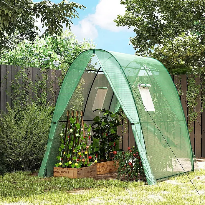 Outsunny Gewächshaus - 180 x 180 cm, Material Seitenwand: Kunststoff, 0,3 mm, Grün - Grünes bogenförmiges Mini-Gewächshaus im Garten, mit Pflanzen darin.