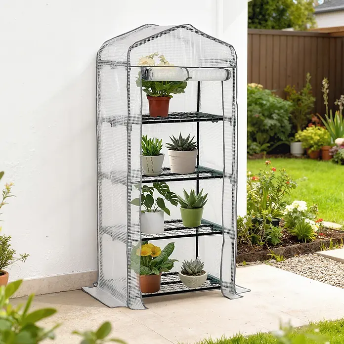 Outsunny Gewächshaus - 70 x 50 cm, Material Seitenwand: Kunststoff, 0,3 mm, Grün - Ein transparentes, mehrstöckiges Mini-Gewächshaus mit Roll-up-Tür, das Topfpflanzen im Freien auf einer Terrasse beherbergt.