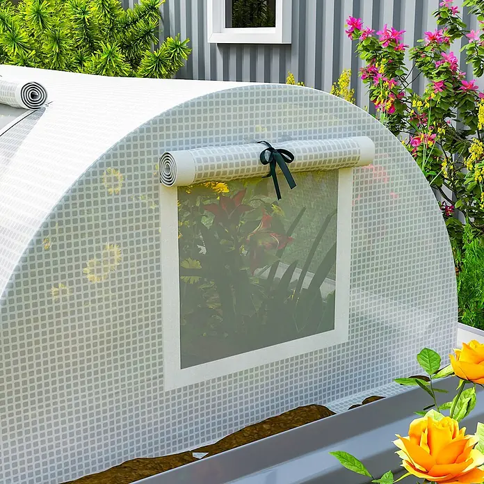 Outsunny Gewächshaus - 300 x 80 cm, Material Seitenwand: Kunststoff, 0,3 mm, Dunkelgrau - Mini-Gewächshaus mit transparenter Gitterabdeckung und aufrollbaren Fenstern, eines mit dunklem Band, in einem lebhaften Garten.