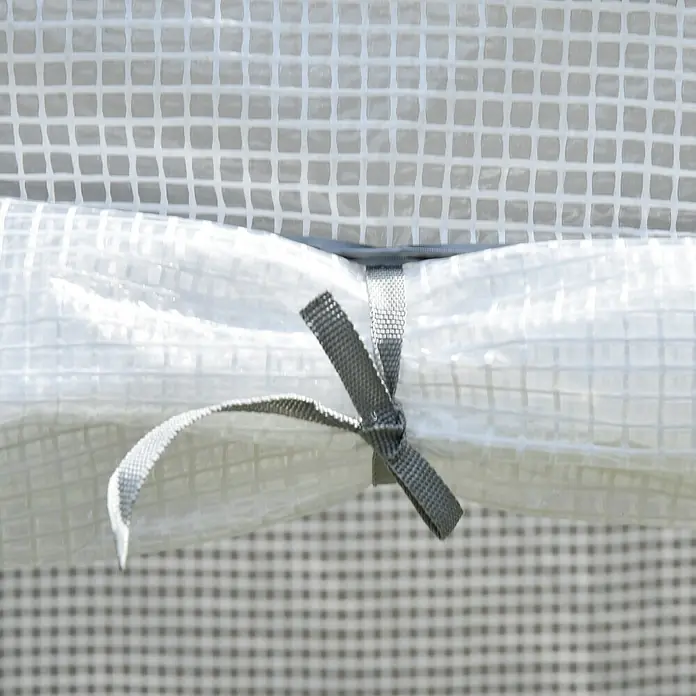 Outsunny Gewächshaus - 100 x 50 cm, Material Seitenwand: Kunststoff, 0,3 mm, Dunkelgrau - Klare, gitterverstärkte Kunststofffolie, aufgerollt und mit grauem Gurtband befestigt.