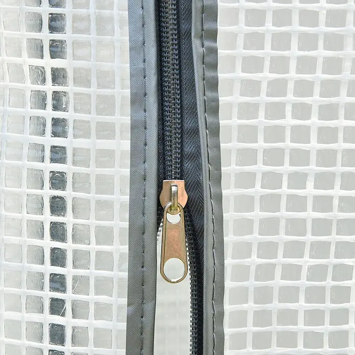 Outsunny Gewächshaus - 100 x 50 cm, Material Seitenwand: Kunststoff, 0,3 mm, Dunkelgrau - Nahaufnahme einer transparenten, gitterverstärkten Abdeckung mit grauem Reißverschluss und messingfarbenem Zug.
