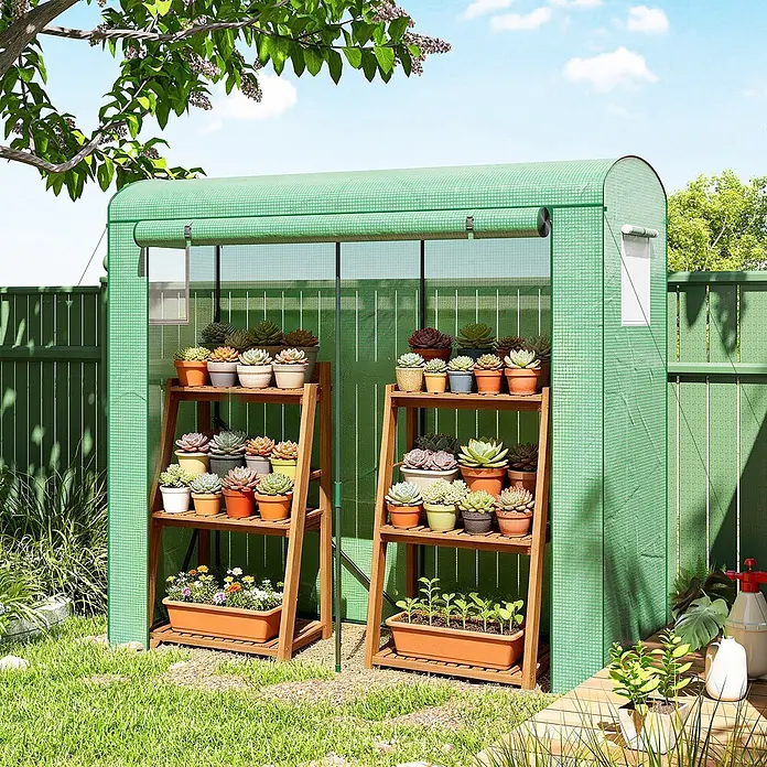 Outsunny Gewächshaus - 200 x 75 cm, Material Seitenwand: Kunststoff, 0,3 mm, Dunkelgrün - Grünes PVC-Gewächshaus mit Rolltür und Klarsichtfenstern, zwei Holzregale voll mit Topfpflanzen und Sukkulenten im Garten.