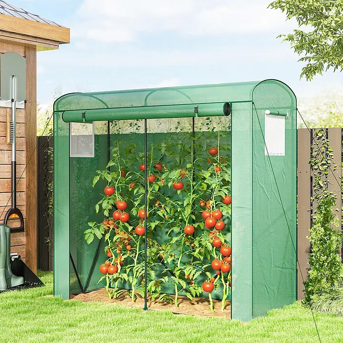 Outsunny Gewächshaus - 200 x 75 cm, Material Seitenwand: Kunststoff, 0,3 mm, Dunkelgrün - Grünes Gewächshaus aus Stoff, gefüllt mit reifenden roten Tomatenpflanzen im Garten.