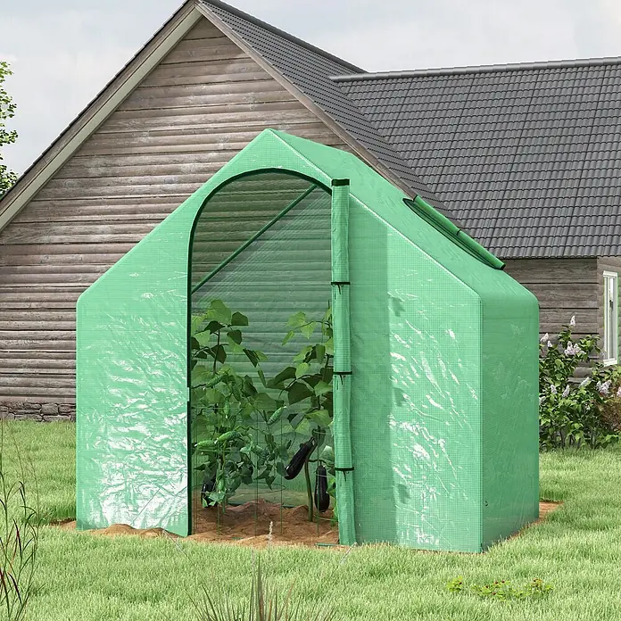 Outsunny Gewächshaus - 180 x 100 cm, Material Seitenwand: Kunststoff, 0,3 mm, Grün - Grünes Folien-Minigewächshaus mit offenem Reißverschluss, für Pflanzen im Garten neben einem Holzhaus.