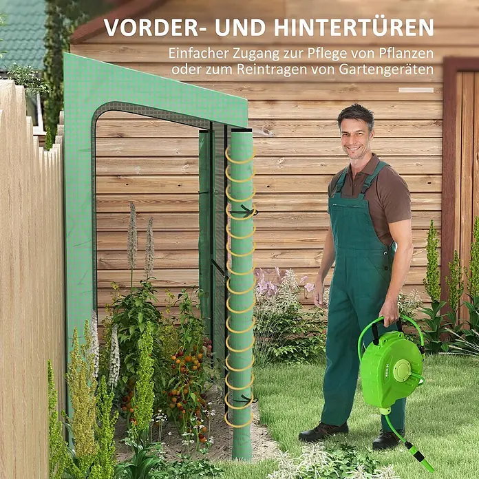 Furnicato Gewächshaus Stahl PE - 80 x 200 cm, Material Seitenwand: Kunststoff, 14 mm, Grün - Grünes Pflanztunnel-Gewächshaus mit Front-/Hecktüren, ein Mann hält Gartenschlauch-Aufroller daneben.