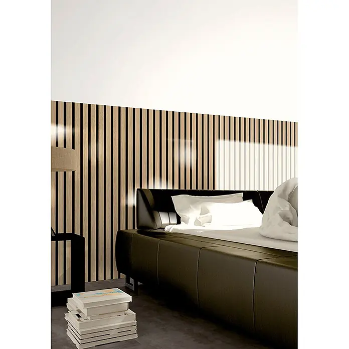 Akustikpaneel Acous Economico - Eiche Hellbraun /schwarzer Filz, 1.200 x 380 x 16,5 mm - Modernes Schlafzimmer mit schwarzem Polsterbett, weißer Bettwäsche und stilvoller Lamellen-Akzentwand.