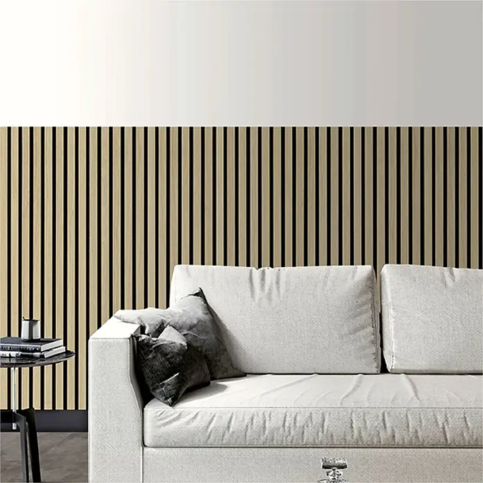 Akustikpaneel Acous Economico - Eiche Hellbraun /schwarzer Filz, 1.200 x 380 x 16,5 mm - Helle Holzlamellen-Wandpaneele auf dunklem Untergrund, die ein modernes Wohnzimmerdekor hinter einem weißen Sofa aufwerten.