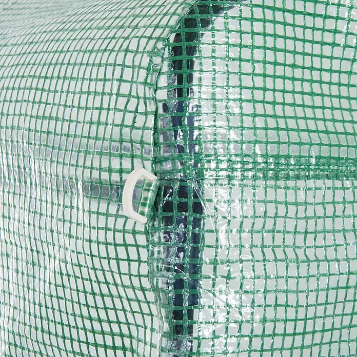 Furnicato Gewächshaus - 300 x 397 cm, Material Seitenwand: Stahl, 14 mm, Grau - Nahaufnahme einer transparenten Gewächshausabdeckung mit grüner Gitterverstärkung, mit weißem Clip an einer dunklen Stange befestigt.