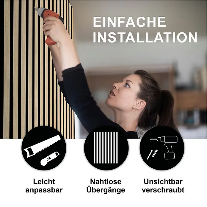 acous Akustikpaneel Economico - Eiche hellbraun / beiger Filz, 2.400 x 380 x 16,5 mm - Frau installiert Holzlamellen-Wandpaneel mit Bohrer. Einfach anpassbar, nahtlose Übergänge, unsichtbar verschraubt.
