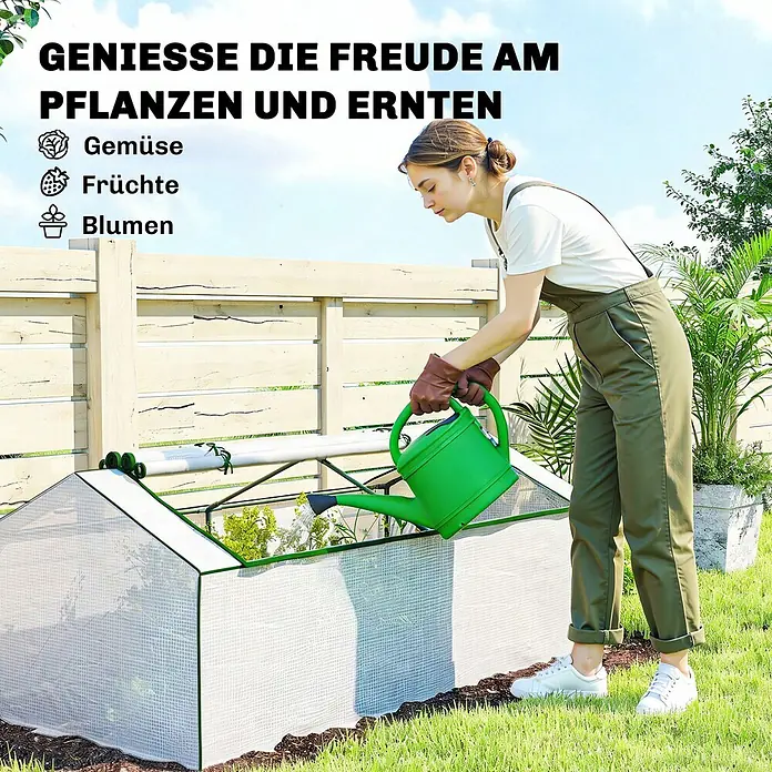 Outsunny Gewächshaus - Außenmaß inkl. Dachüberstand (B x T): 180 x 90 cm, Material Seitenwand: Kunststoff, 0,3 mm, Grün - Eine Person gießt Pflanzen in einem kleinen weißen Netz-Gewächshaus mit grünem Rand.