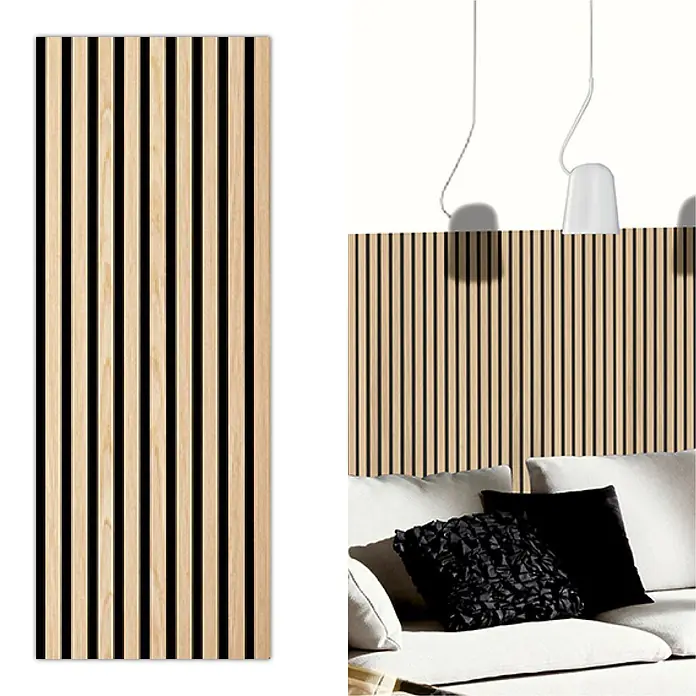 Akustikpaneel Acous Economico - Eiche Hellbraun /schwarzer Filz, 1.200 x 380 x 16,5 mm - Akustik-Lamellenwand aus hellem Holz und Schwarz hinter einem weißen Sofa.