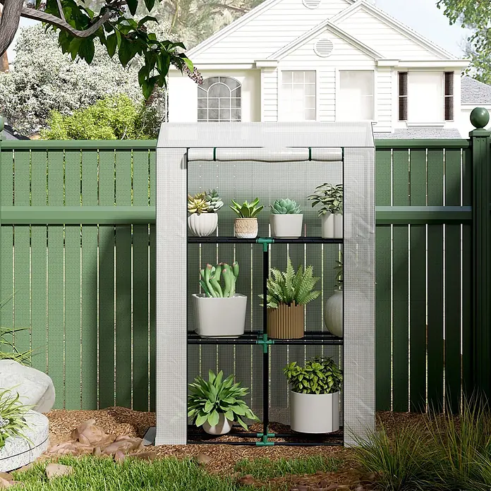 Outsunny Gewächshaus - 100 x 40 cm, Material Seitenwand: Kunststoff, 0,3 mm, Dunkelgrau - Kompaktes weiß-grünes Mini-Gewächshaus mit transparenter Abdeckung und Regalen voller Topfpflanzen im Garten.