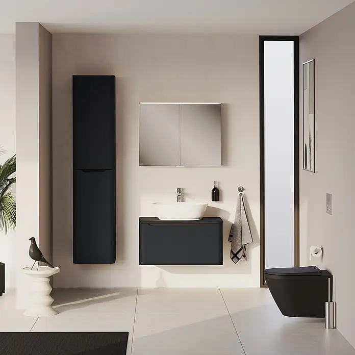 VitrA Integra Round Waschtischunterschrank Integra Round - B x T x H: 76,5 x 52 x 42 cm, Graphit - Modernes dunkelgraues Badmöbel-Set mit weißem Aufsatzwaschbecken und schwarzem Wand-WC in einem modernen Badezimmer.
