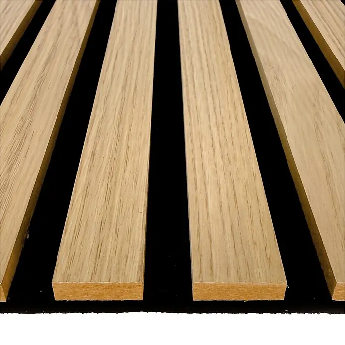 Akustikpaneel Acous Economico - Eiche Hellbraun /schwarzer Filz, 1.200 x 380 x 16,5 mm - Helle Holz-Akustikpaneele mit sichtbarer Maserung und freiliegendem MDF-Kern.