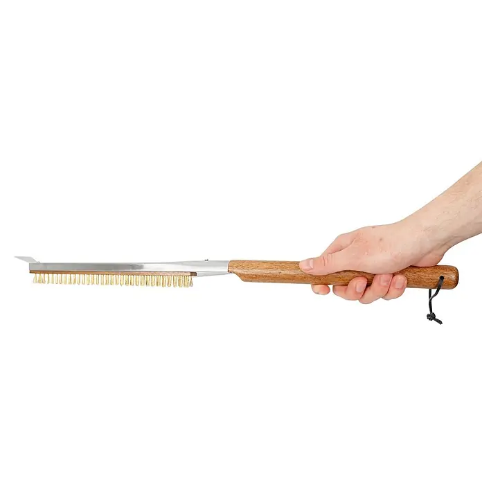 Cozze Grillbürste - Länge: 63 cm - Hand hält eine Grillbürste mit Holzgriff und Messingborsten.